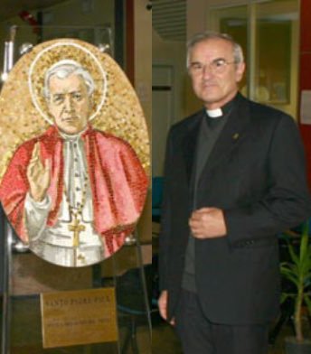 Monsignor Arduino Beltrame e mosaico San Pio X