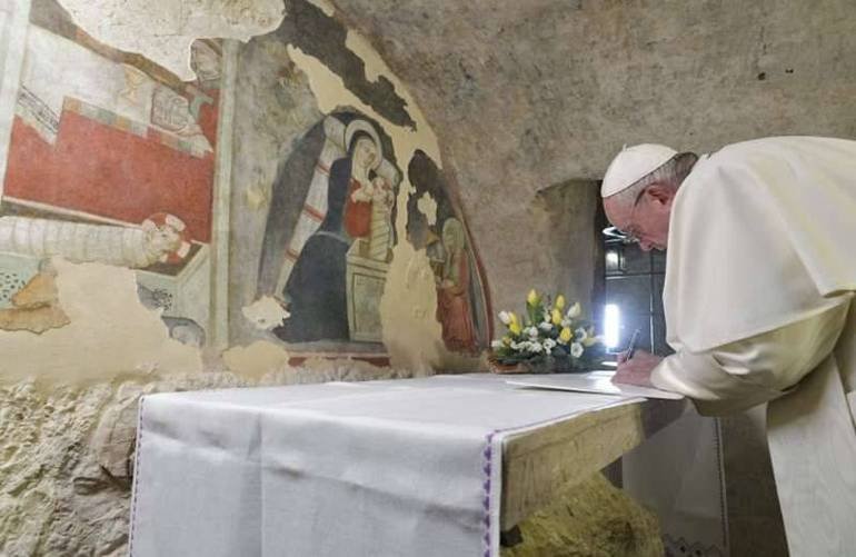 Papa francesco davanti alla madonna