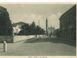 Chiesa e via centrale agli inizi del secolo scorso.