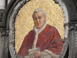 Mosaico a medaglione all'esterno della Basilica dell'Immacolata Concezione (Basilica Superiore) a Lourdes