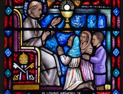 San Pio X anticipa la prima comunione ai fanciulli, in una vetrata della chiesa di San Pietro e Paolo di Clonmel in Irlanda