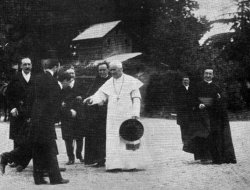 Pio X accoglie visitatori in Vaticano