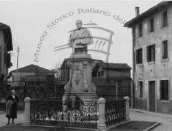 Busto marmoreo a S. Pio X nel piazzale di fronte alla casa natale a Riese (anni '50/'60)